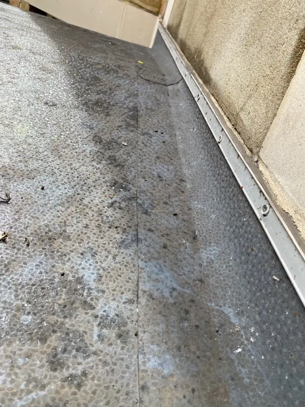 Survey detail: secondary flat roof with mineral felt and an aluminium edge trim, as recorded for the Level 3 report